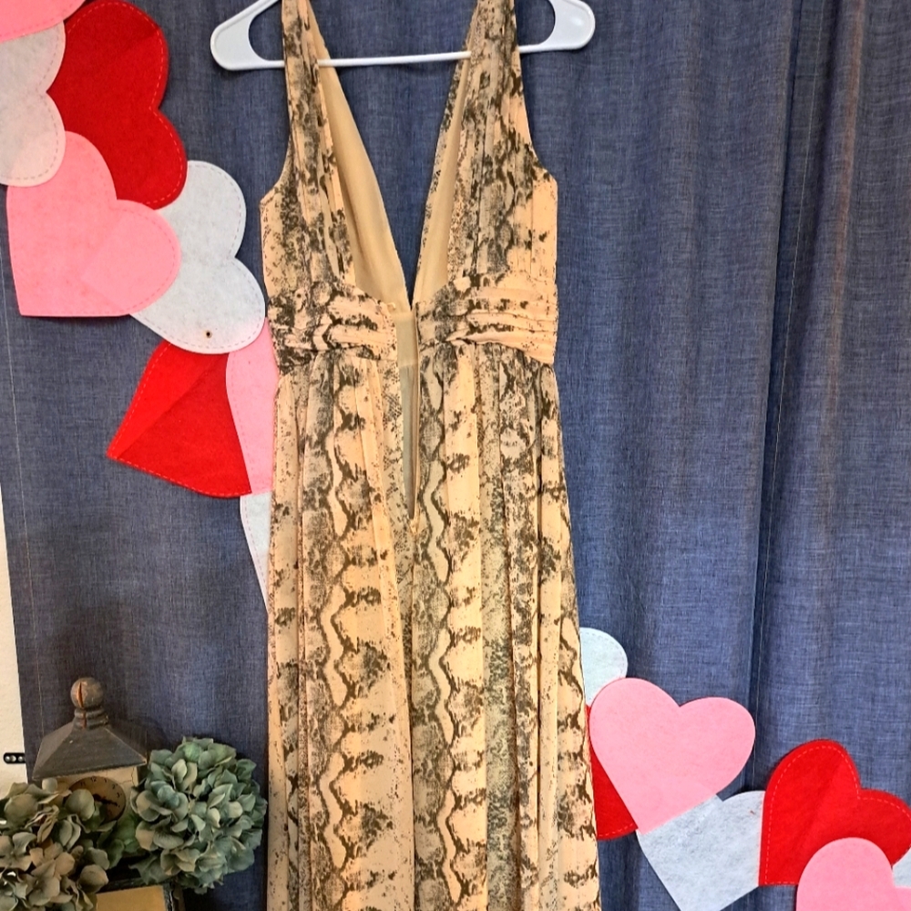 New with tags H&M kept in closet never worn mint condition beautiful size 6 👗